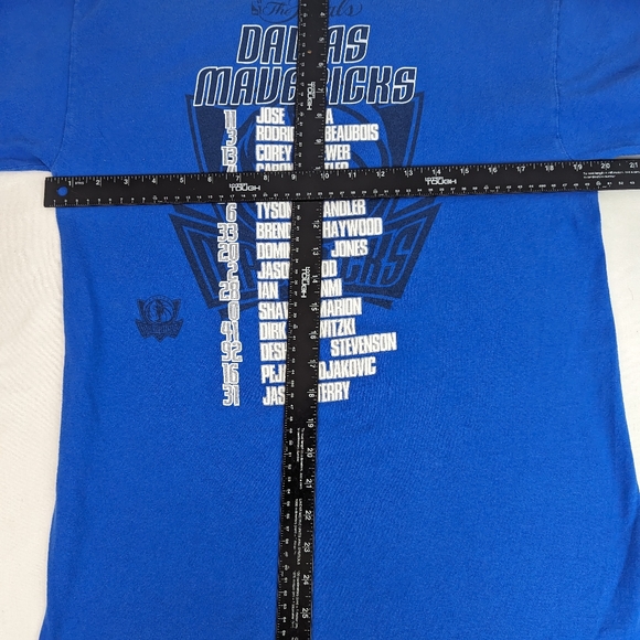 Dallas Mavericks 2011 Vintage Finals Tee  W/Roster Dirk Nowitzki  & Jason Kid - Picture 3 of 9